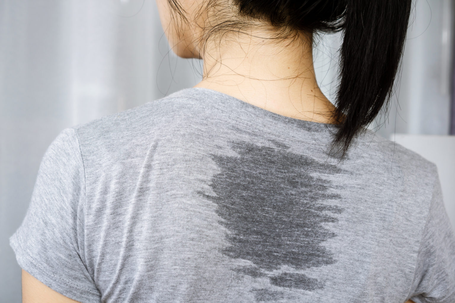 ワキガは見た目でわかる？黄ばみと匂いの特徴 - 福岡美容皮膚科あやべクリニック