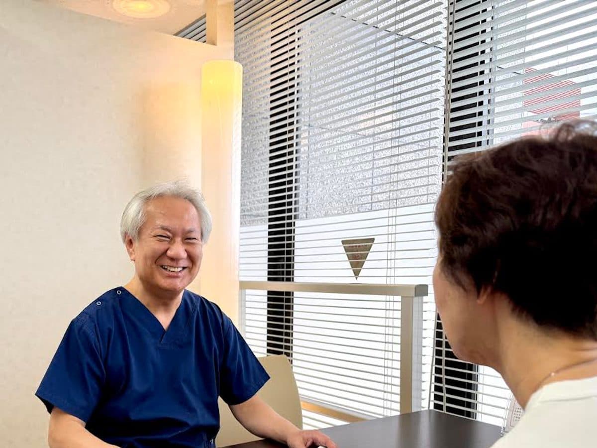 カウンセリングルームで患者さんの相談を聞く綾部誠院長