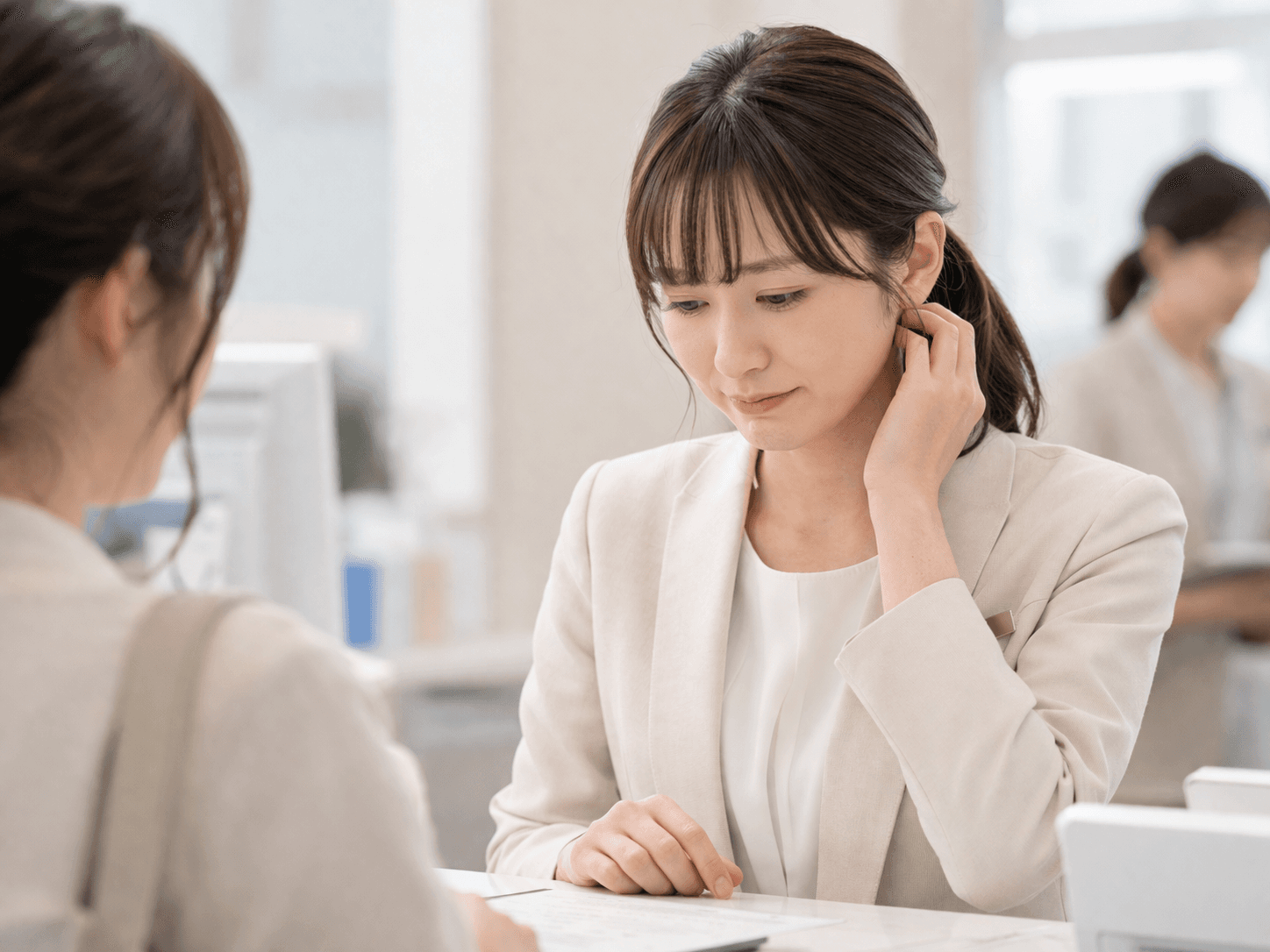 仕事中の対人緊張や人前での不安を静かに連想させる route image